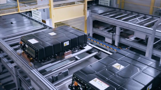 在宁德时代工厂，新能源汽车动力电池源源不断下线出厂。
