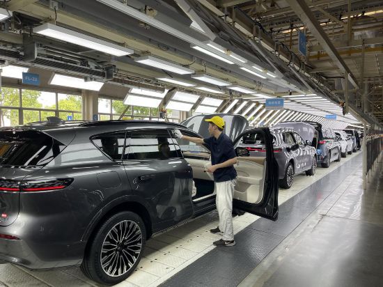 工人正在進行機艙檢查。