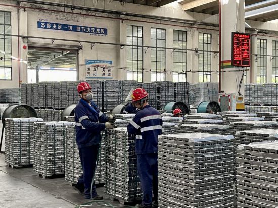 工人正在整齐码放锻造好的铝锭。李洋摄