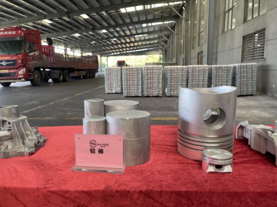 废旧铝材“变身”为铝棒等热销产品。李洋 摄