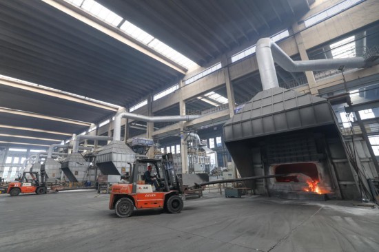 顺博铝合金湖北有限公司熔铸生产车间内,工人正在紧锣密鼓地工作。