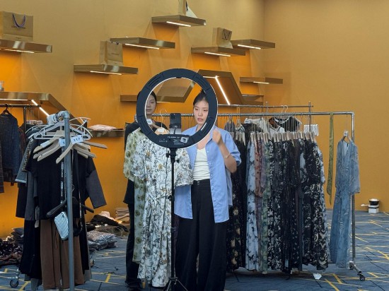 中国(天门)服装电商城的直播间。张隽摄
