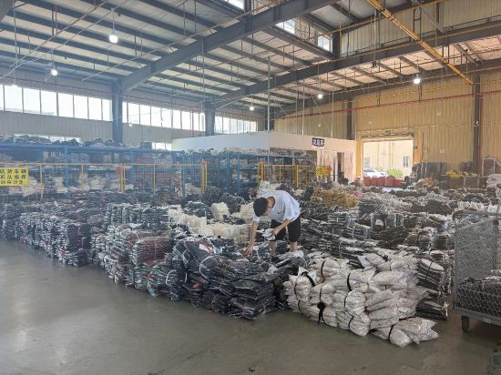 莱依窕服饰厂房里等待发货的衣服。张隽摄