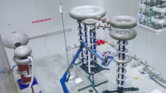 特高压试验大厅，具备开展目前世界最高电压等级交流1000千伏、直流±1100千伏及以下电压等级产品的高压试验能力。