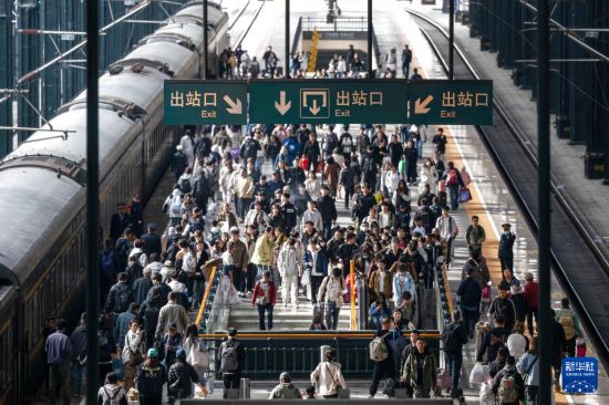 10月7日，旅客在哈尔滨火车站有序出站。