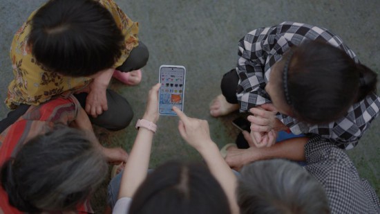 在重庆云阳县，返乡女孩李春花教村中老人使用拼多多，体验现代生活的便利。程艺辉 摄
