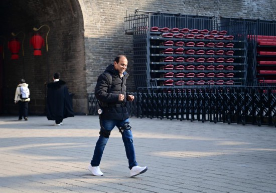 外籍游客體驗外骨骼機器人。新華社記者 鄒競一 攝