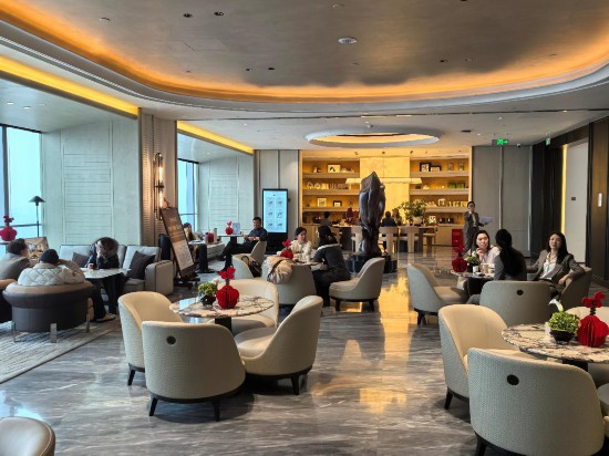 2026年3月2日，位於北京城市副中心的中建·運河玖院接待處現場，多組訪客咨詢。新華網記者王日晨 攝