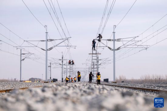 3月13日线上靠谱正规配资,工人在哈伊高铁绥化南站施工现场进行接触网作业。