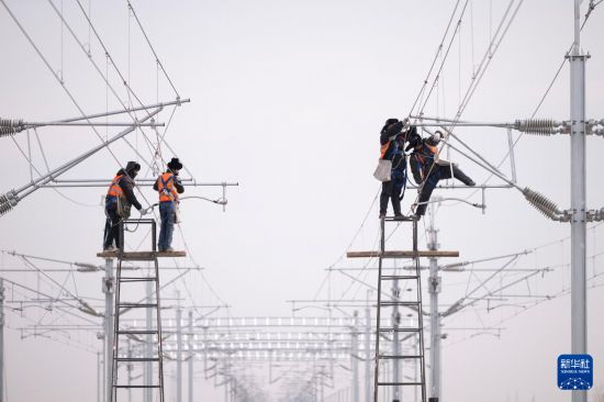 3月13日，工人在哈伊高铁绥化南站施工现场进行接触网作业。