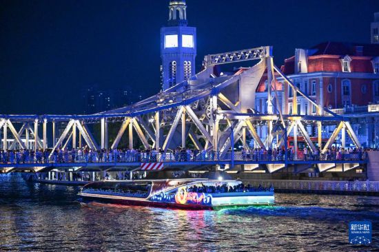 游客乘坐游船游覽天津海河（4月24日攝）。