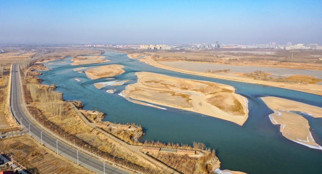 这是2022年12月29日拍摄的位于宁夏中卫市境内的黄河景观（无人机照片）。新华社记者 冯开华 摄