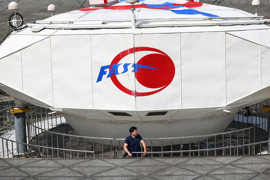 2022年8月25日，FAST運行和發展中心常務副主任、總工程師姜鵬在饋源艙前（維護保養期間拍攝）。新華社記者 歐東衢 攝