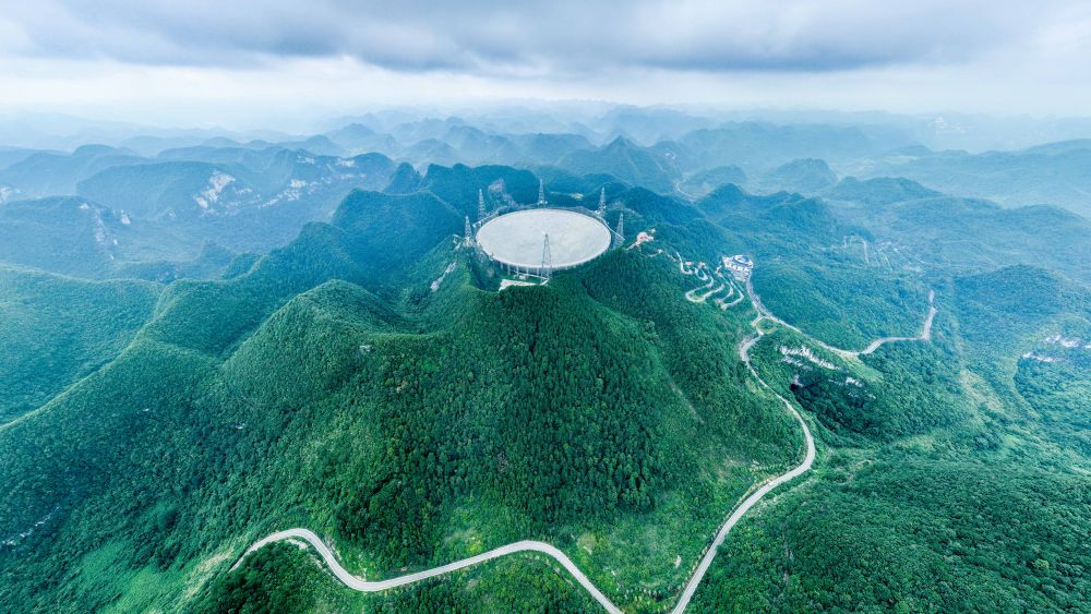 7月26日拍攝的“中國天眼”全景（維護保養期間拍攝）。新華社記者 歐東衢 攝