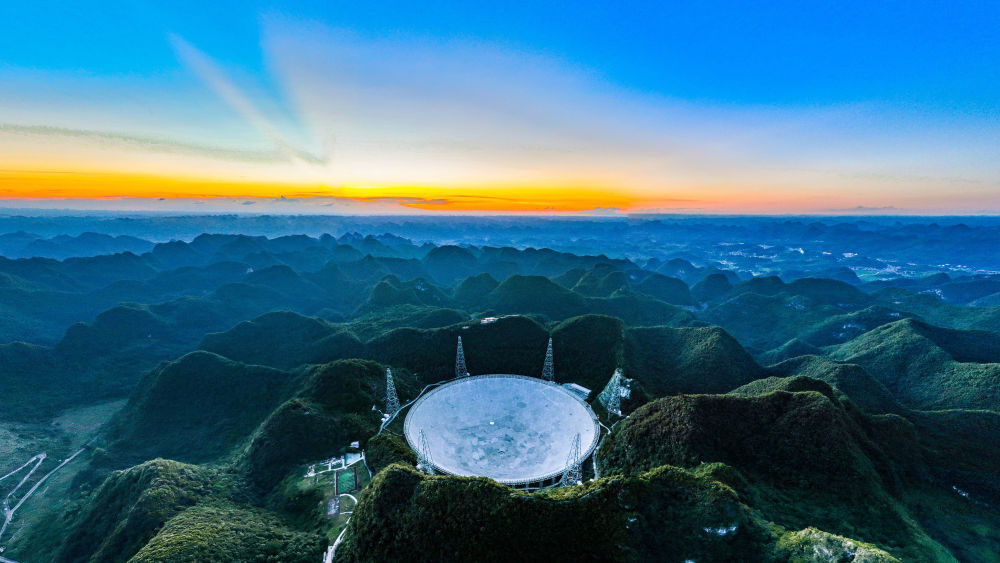 2022年7月21日，霞光中的“中國天眼”（維護保養期間拍攝）。新華社記者 歐東衢 攝