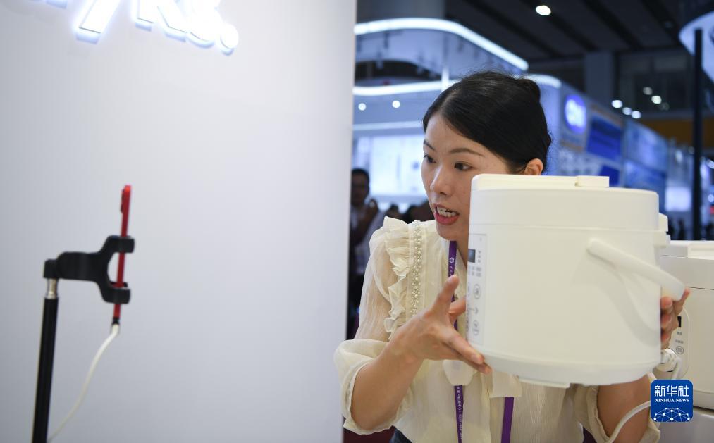 ����10��15�գ���չ�Ĺ�����Ա��չֱ̨�����ܼҵ��Ʒ���»������ �˻� ��