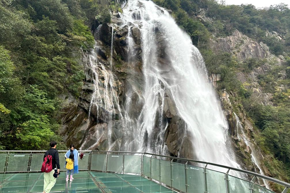 　　游客在位於安徽省安慶市岳西縣黃尾鎮的大別山彩虹瀑布風景區內游玩（10月12日攝）。新華社記者 欒若卉 攝