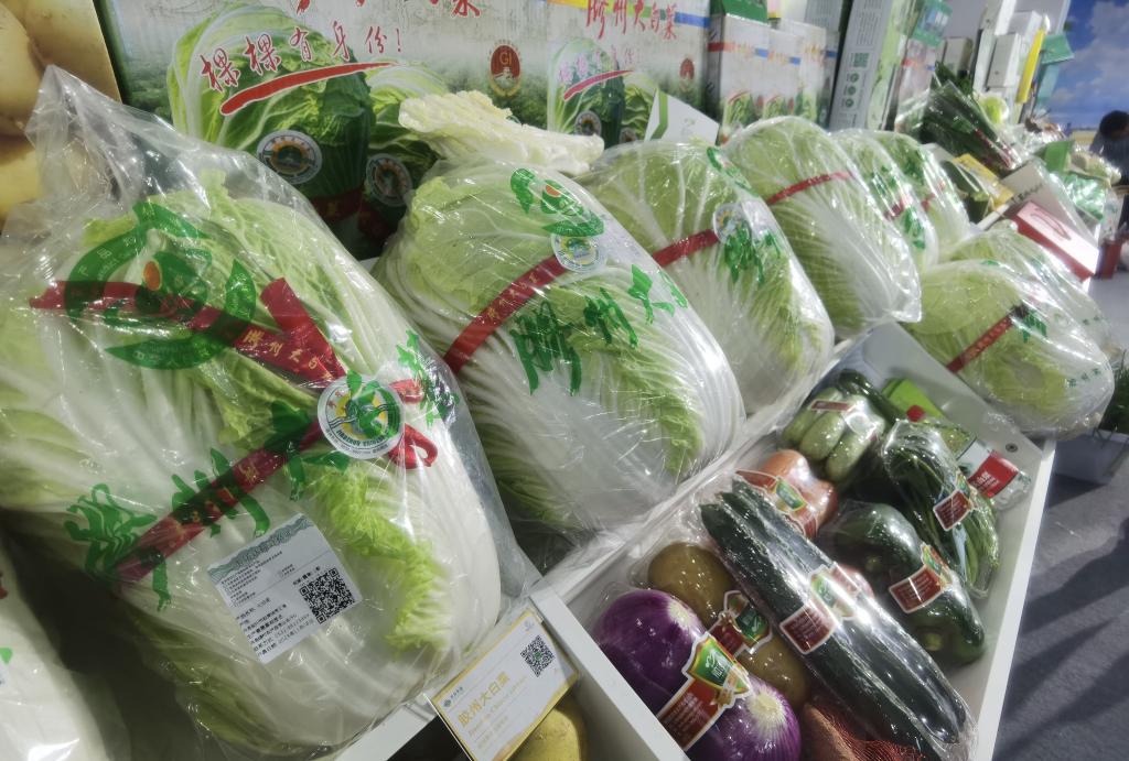 图为本届农交会现场展示的胶州大白菜等蔬菜。新华社记者王凯摄