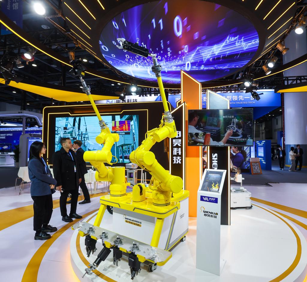 第二届全球数字贸易博览会上展出的带电作业机器人。新华社记者徐昱 摄