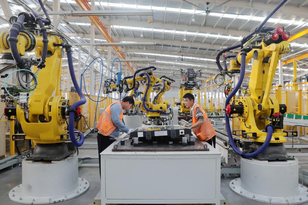 10月21日，在安徽淮北高新技术产业开发区一家企业，工人在加工新能源汽车铝合金部件。新华社发（万善朝 摄）