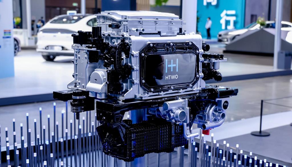 在2023世界新能源汽车大会技术展区，车企展示的一款氢燃料电池系统。新华社记者夏天 摄