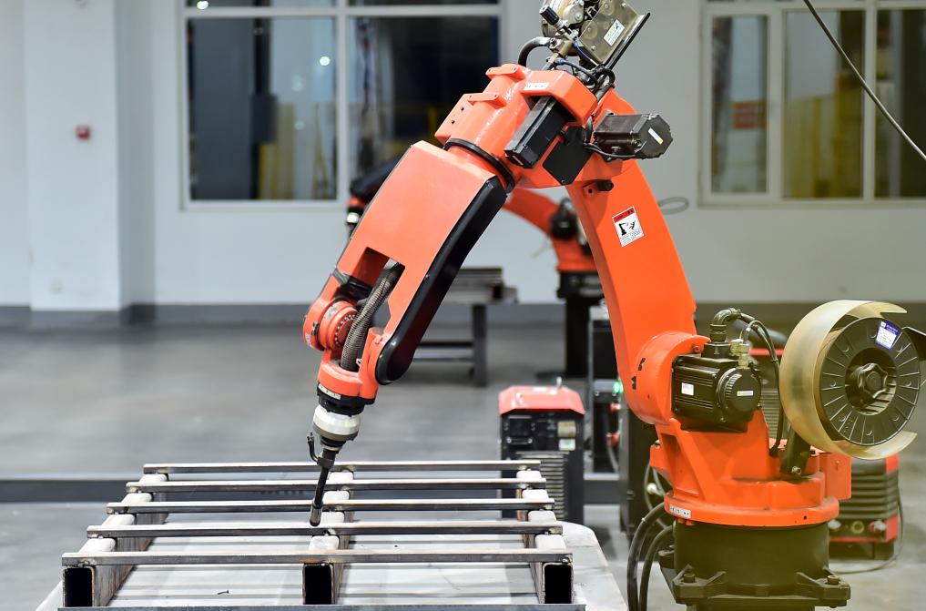 10月26日在山东省聊城市临清市新森机械有限公司拍摄的焊接机器人。新华社记者张善臣 摄