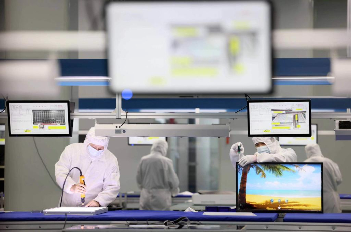 在合肥市瑶海区的中国网谷，一家电子科技公司的员工在智慧显示屏生产线上作业。新华社发（解琛摄）