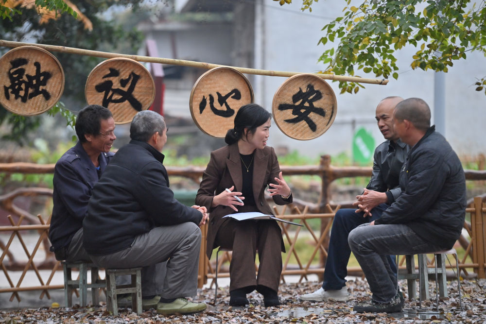 2024年1月5日，在廣西柳州市融安縣浮石鎮六寮村議事協商主題廣場，鎮、村干部和村民在議事。新華社記者 黃孝邦 攝