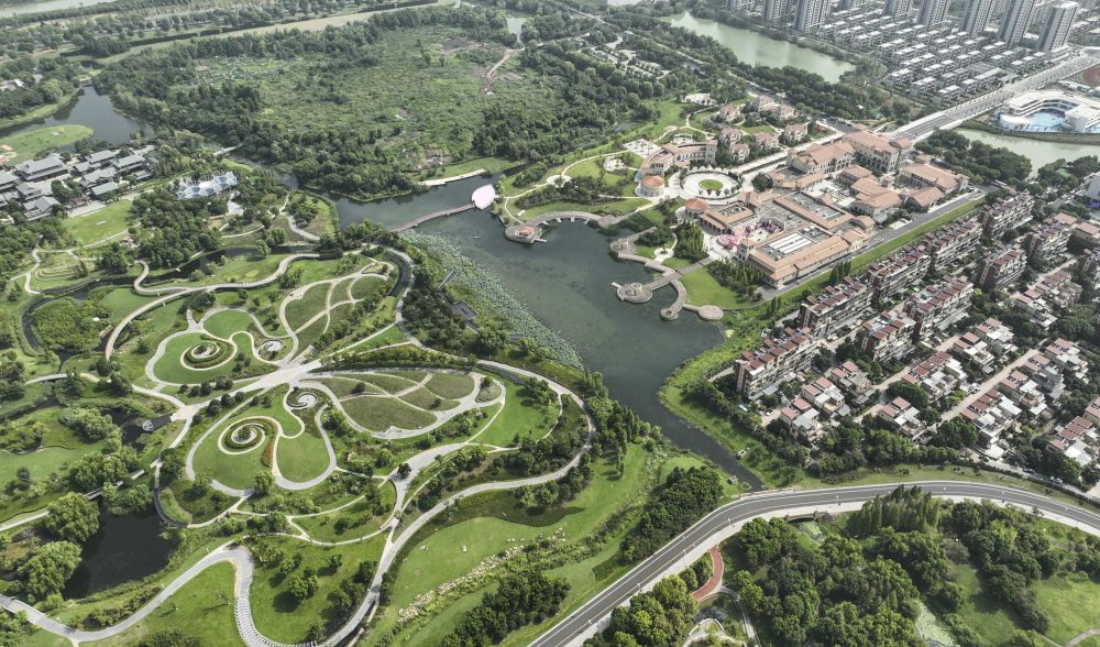位於浙江省湖州市八裡店鎮的西山漾國家城市濕地公園和周邊的居民區相互融合（無人機照片，2023年8月23日攝）。新華社記者 翁忻旸 攝