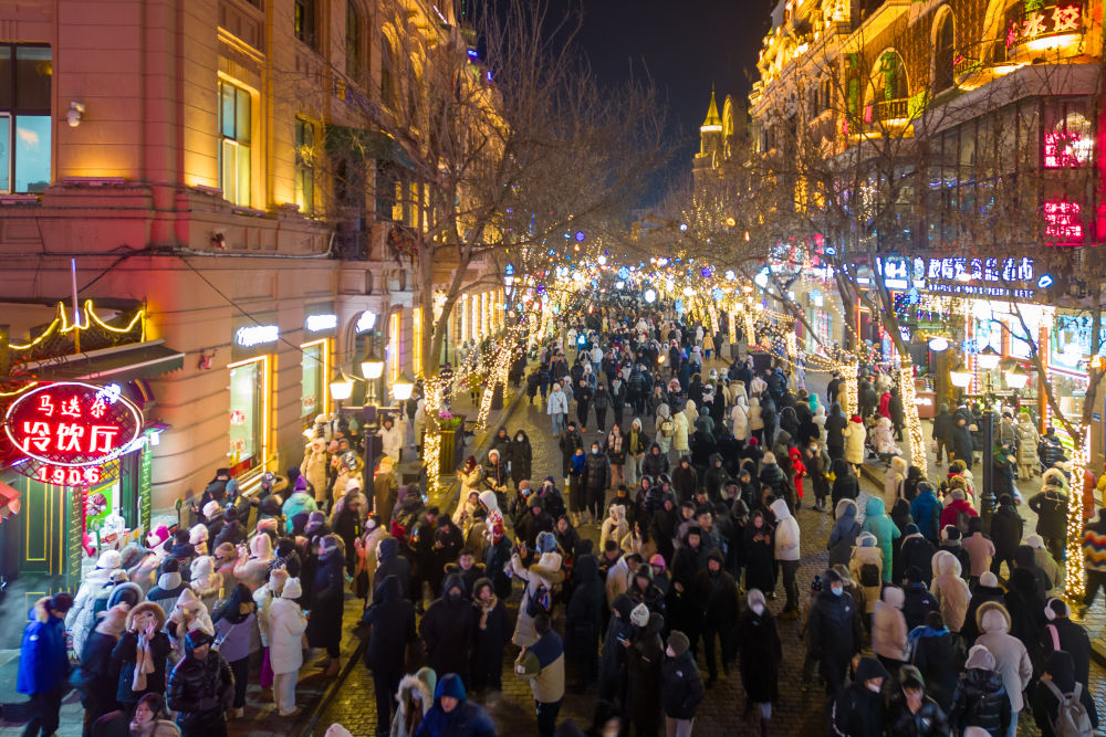 2024年1月9日，游客在哈尔滨百年老街中央大街上游玩（无人机照片）。新华社记者 张涛 摄