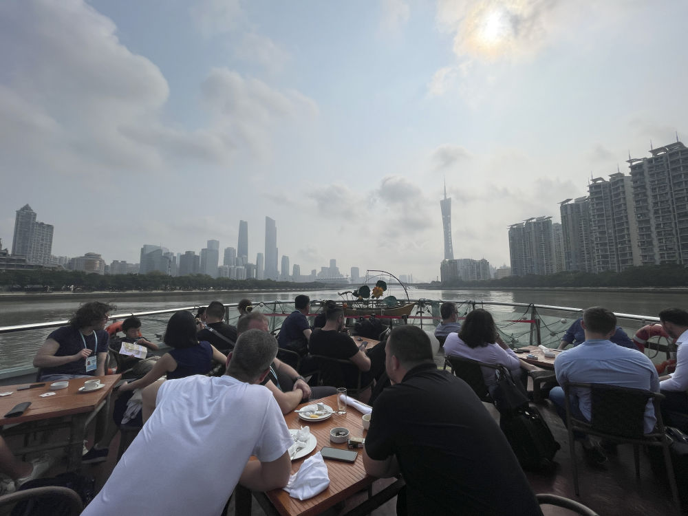 2024年4月15日，採購商從入住的白天鵝賓館乘坐定制接駁交通船前往第135屆廣交會場館。新華社記者 霍思穎 攝