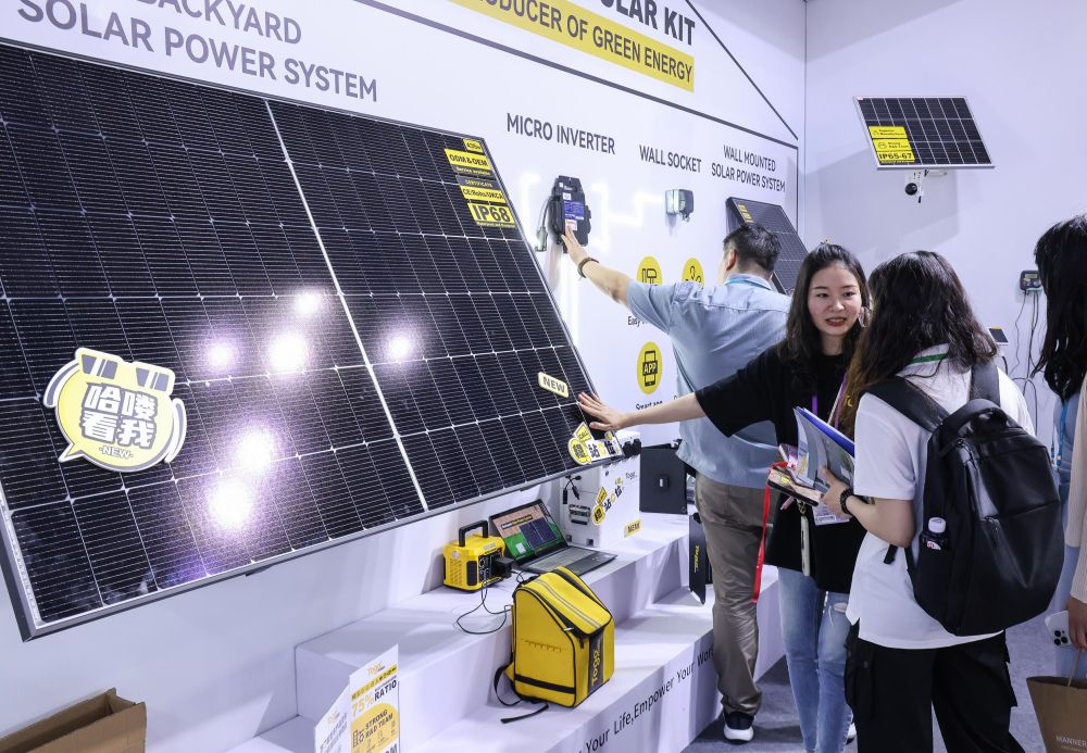 2024年4月15日，參展商在第135屆廣交會上向採購商介紹太陽能電池組件展品。新華社記者 劉大偉 攝
