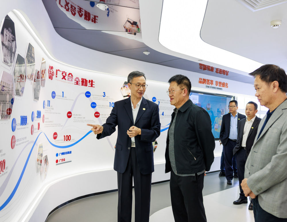 2024年4月17日，廣州輕出集團股份有限公司董事長朱璞真（左一）向應邀到訪的印尼長友集團董事長黃一君（左二）介紹，廣州輕出是廣交會歷史上從未缺席的“全勤生”。新華社記者 劉大偉 攝
