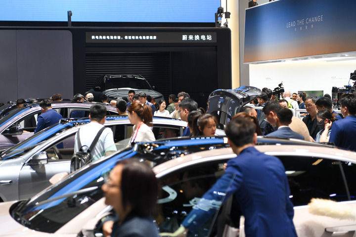 在北京中國國際展覽中心順義館舉行的2024北京車展上，人們在車展現場參觀（2024年4月25日攝）。新華社記者 鞠煥宗 攝