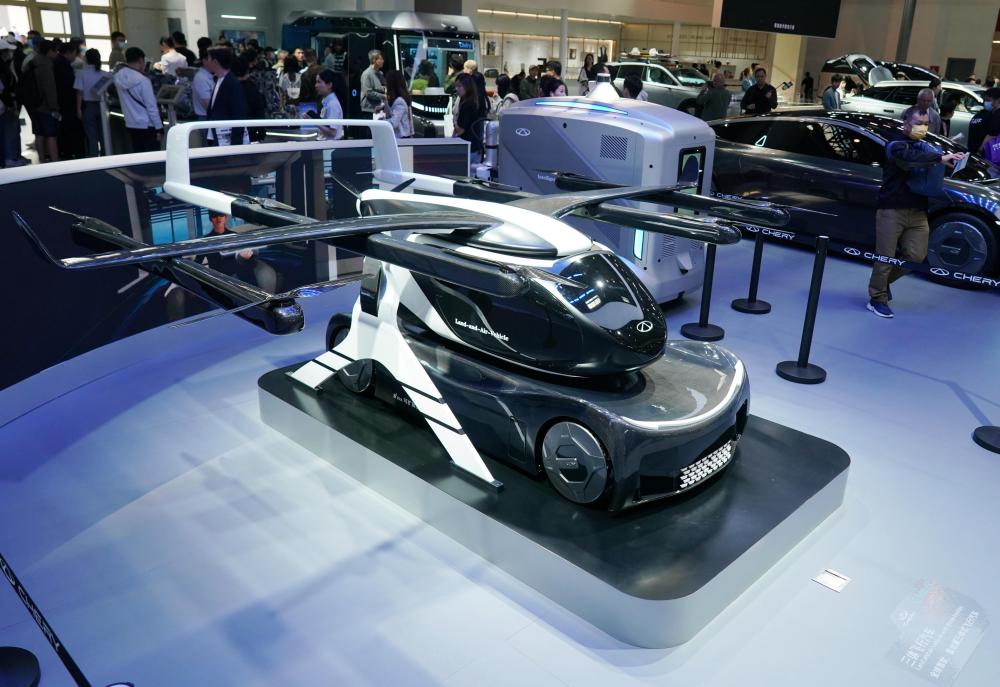 這是2024年4月30日在北京車展上拍攝的一款復合翼三體式飛行汽車。新華社記者 張晨霖 攝