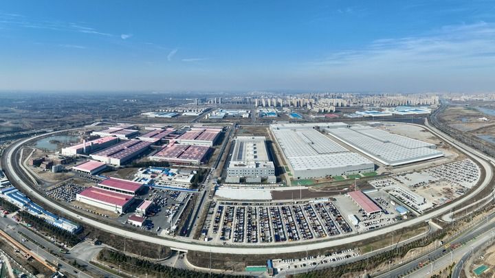 安徽省肥西縣在建的新能源汽車產業園（2024年1月24日攝，無人機照片）。新華社發（陳家樂 攝）