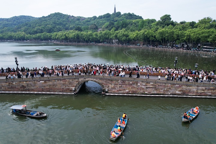 5月1日，杭州西湖斷橋上人流如織（無人機照片）。新華社發