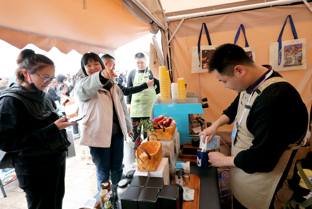 2024年5月1日，2024上海國際咖啡文化節在上海徐匯濱江拉開帷幕，這是咖啡店的工作人員（右）在活動現場制作咖啡。新華社記者 方喆 攝