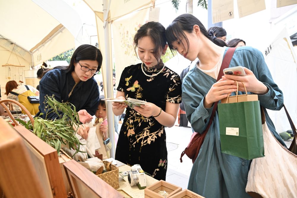 2024年5月2日，游人在福州雅道巷藝術市集上選購創意植物書簽。新華社記者 姜克紅 攝