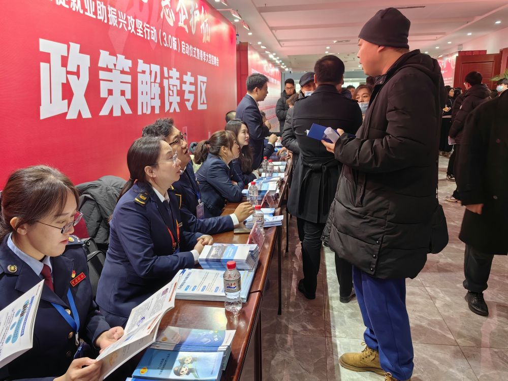 2024年2月28日，一名求職者在遼寧一場大型招聘會的政策解讀專區咨詢。新華社記者 白涌泉 攝
