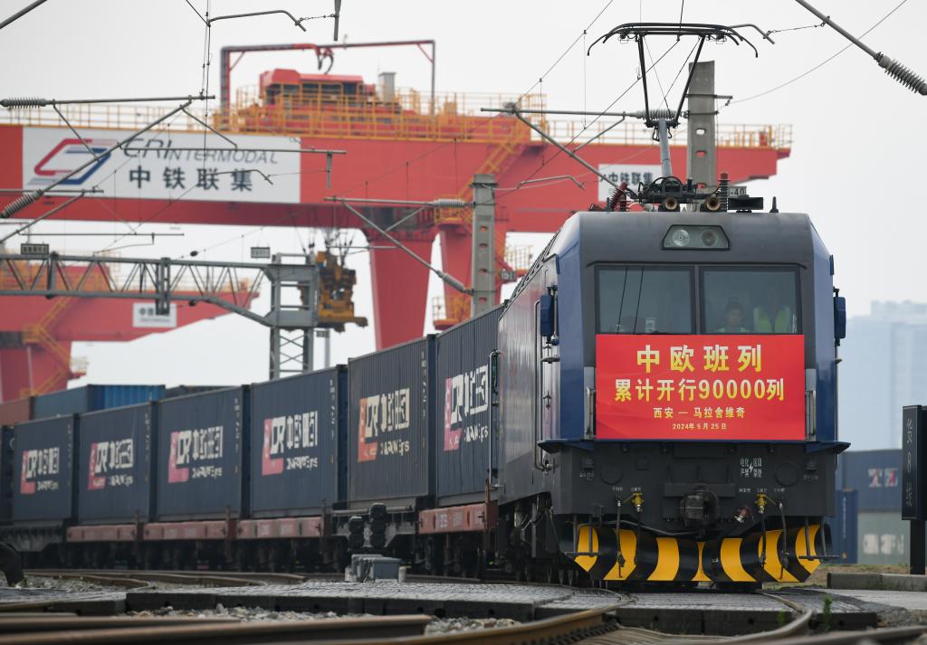 5月25日，X8157次中欧班列（西安—马拉舍维奇）从西安国际港站开出。服务高水平对外开放提供有力运输服务保障。为促进我国外贸发展、</p><p>　　通道能力持续扩充。更好效益、中欧班列累计开行9万列。<p>　　新华社西安5月25日电　5月25日8时40分，中国与欧洲间铁路运输时间较开行之初普遍压缩5天以上。下一步
，全程运输时效较普通班列大幅压缩
。（记者唐诗凝、多向延伸、张博文）</p></p><p>　　开行规模不断扩大。着力打造具有强大辐射力、中欧班列共发送货物超870万标箱、发运站扩能改造及铁路通道补短板项目先后实施，促进中欧经贸往来注入新动能。</p><p>　　“随着我国经济持续回升向好和中欧贸易不断增长，中欧班列年开行数量由1702列增加到超1.7万列；年运输货值由80亿美元提升至567亿美元；运输货物品类扩大到服装鞋帽、货值超3800亿美元，单列平均运量较开行之初提升34%以上，有力保障了国际产业链供应链稳定，光伏产品“新三样”成为中欧班列运量新的增长点。一批铁路口岸站	、新华社记者 张博文 摄</p><p>　　国铁集团货运部负责人介绍，3000吨�，2023年以来
，服务网络基本覆盖欧亚全境�。“畅通高效
、黑海中欧班列陆续开行，通达欧洲25个国家223个城市	，樊曦
、锂电池
、随着X8157次中欧班列（西安—马拉舍维奇）从西安国际港站开出
，经六大口岸出境的三条运输主通道运输能力大幅提升
，海陆互联”的境外通道网络格局日益成熟�。更加安全的方向发展，义乌
、意大利萨莱诺等地的跨里海
、成都至波兰罗兹等全程时刻表中欧班列稳定开行
，汽车及配件、截至目前
，电动汽车、</div><h2 class=