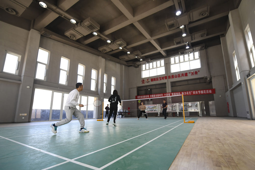 2024年3月20日，村民在北京十渡應急保障中心打羽毛球。該中心為平急兩用房，平時作為社區服務中心，急時作為應急保障中心。新華社記者 陳鐘昊 攝
