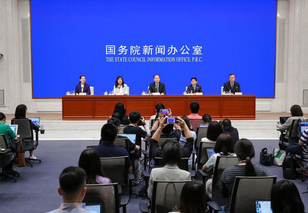 2024年5月17日，國務院新聞辦公室在北京舉行國務院政策例行吹風會，住房和城鄉建設部副部長董建國、自然資源部副部長劉國洪、中國人民銀行副行長陶玲、國家金融監督管理總局副局長肖遠企介紹切實做好保交房工作配套政策有關情況，並答記者問。新華社發（劉健 攝）