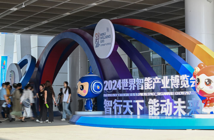 6月20日，與會者走入國家會展中心（天津）參會。新華社記者 孫凡越 攝