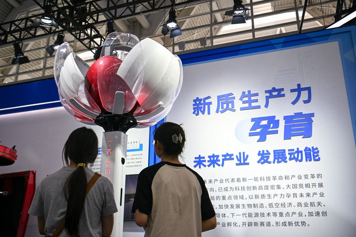 6月20日，與會者參觀天津雲聖智能科技有限責任公司展區展出的“聖·寶蓮燈”全自主無人機巡檢系統。新華社記者 孫凡越 攝
