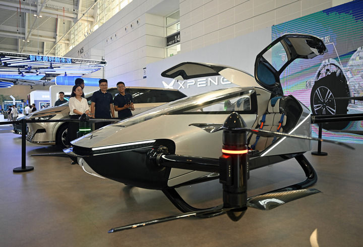 6月20日，參觀者在博覽會上參觀一架飛行器產品。新華社記者 趙子碩 攝