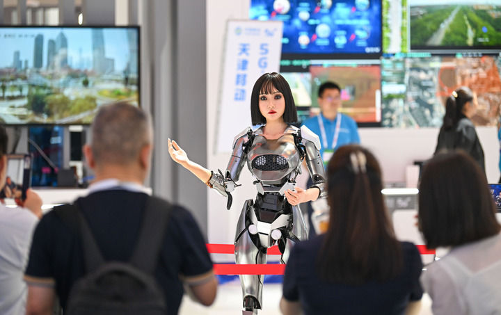 6月20日，與會者在博覽會上參觀一款仿真人形機器人。新華社記者 孫凡越 攝