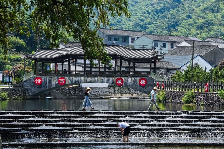 游客在浙江寧波市鄞州區城楊村的溪流游玩（2024年8月10日攝）。新華社記者 徐昱 攝