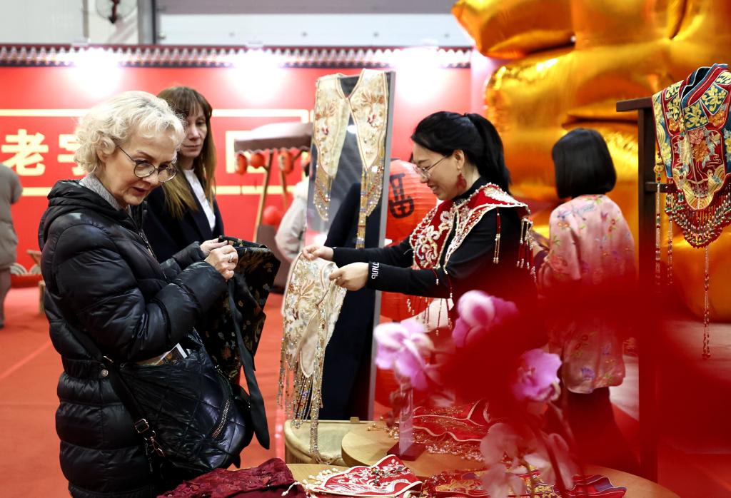 驻华使节团成员在廊坊国际年货节京津冀老字号展区选购年货。新华社记者 王晓 摄