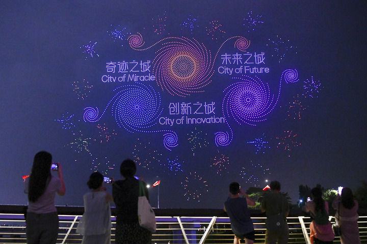 2024年9月26日，市民、游客在深圳湾观看广东深圳大漠大智控技术有限公司呈现的无人机编队表演。新华社记者 梁旭 摄